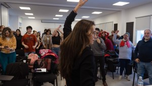 Una docente de teatro de Bariloche llevó sus conocimientos de una técnica actoral japonesa a un festival de Kenia