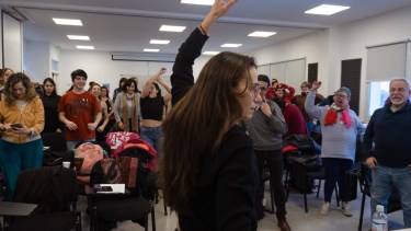 Una docente de teatro de Bariloche llevó sus conocimientos de una técnica actoral japonesa a un festival de Kenia