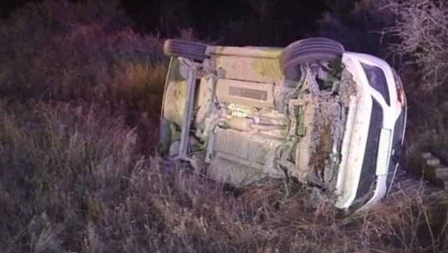 El Renault Sandero terminó volcado de costado en la sub banquina de la Ruta 22 Foto: Gentileza.