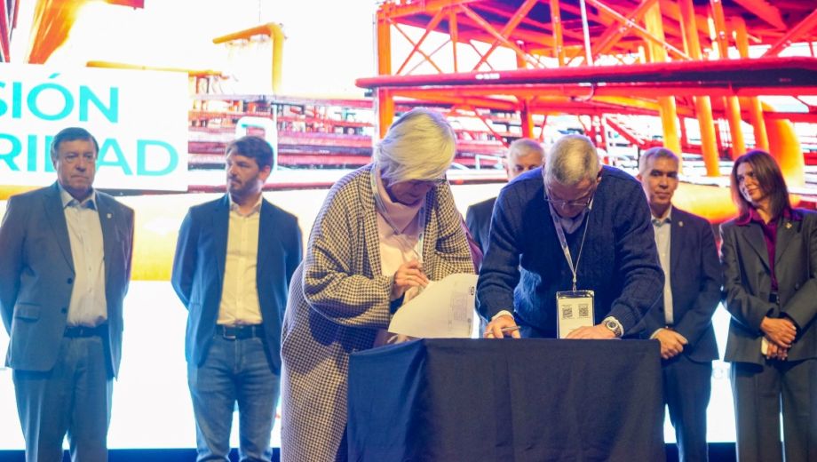 La firma del acuerdo. Foto: gentileza. 