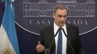 Manuel Adorni confirmó que hay dos detenidos por el ataque a Javier Milei: «Sorprende el silencio de algunos»