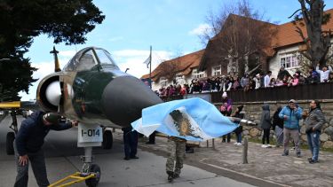 Emoción en el traslado del avión de la guerra de Malvinas por las calles de Bariloche