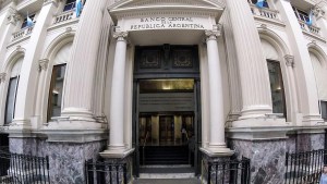 El Banco Central vuelve a endurecer los controles sobre la operatoria de los bancos con el dólar