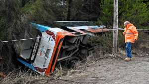 Video | Un colectivo volcó en Bariloche en la ruta de acceso al Cerro Catedral