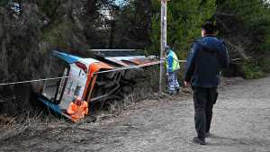 Vuelco en la ruta de acceso al cerro Catedral: «El conductor del colectivo se desmayó»
