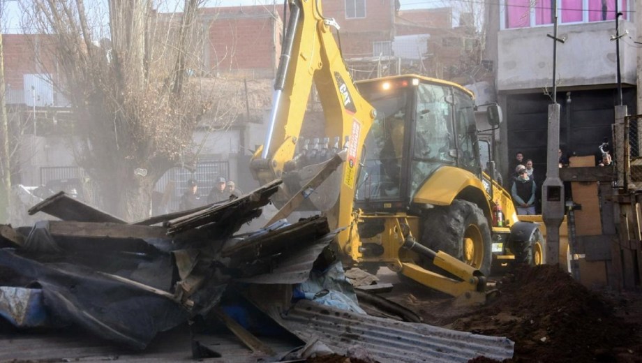 Comenzaron los derribos de propiedades que fueron usadas para vender droga en Neuquén. Foto: Cecilia Maletti