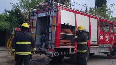 Dos niños heridos tras quedar atrapados en un incendio en Roca: vecinos ayudaron a apagar el fuego