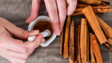 Ritual de canela para el 8 de agosto 2025: Atraé fortuna y buenos deseos en tu hogar