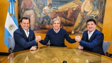 Luis Caputo suma más poder: el Gobierno centralizó en Economía las secretarías de Industria y pymes