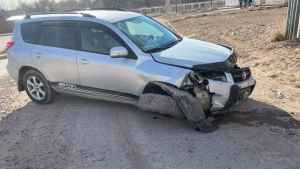 Manejaba con 2,54 gramos de alcohol en sangre  en Centenario y chocó contra un poste