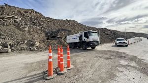 Arreglos y remoción de material en la Ruta 43, en el cerro La Virgen: así avanza la «etapa de alto riesgo» en Chos Malal