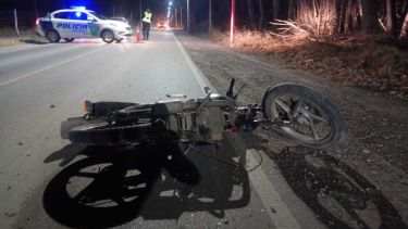 Murió un motociclista en Cipolletti: chocó contra un poste de luz, cuál es el estado de salud del acompañante