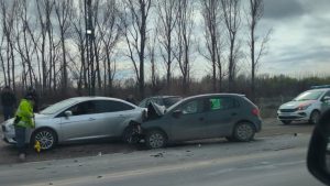 Caos en el puente entre Neuquén y Cipolletti: por evitar un control de alcoholemia, chocó a un policía y varios autos