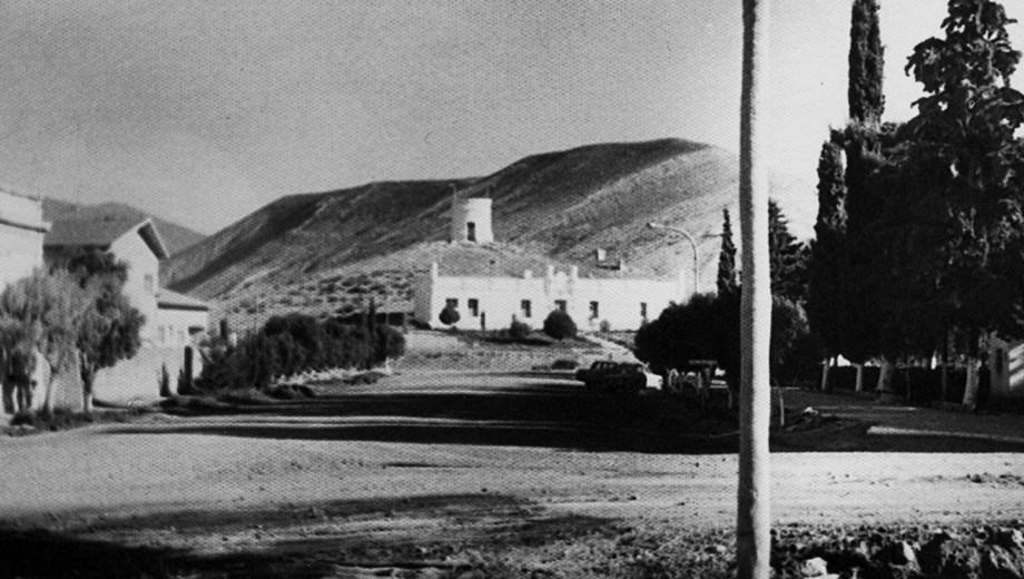 Postal de otro tiempo: foto desde calle 25 de Mayo, con el Torreón y la antigua Comandancia, donde después funcionó el Museo.