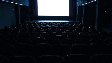 Elogio de la oscuridad: Vicente Monroy y una defensa de las salas de cine en la era del streaming