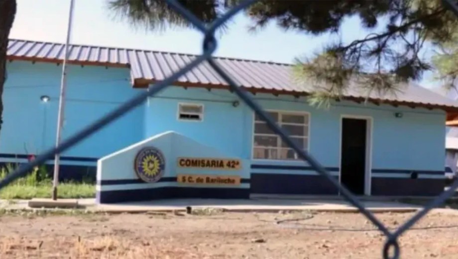 La comisaría 42 del barrio 2 de Abril de Bariloche ya no podrá recibir personas con condena firme. (foto archivo)