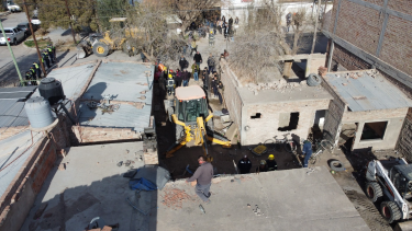 Tiran abajo una casa que vendía droga en Centenario y es el segundo derribo en Neuquén