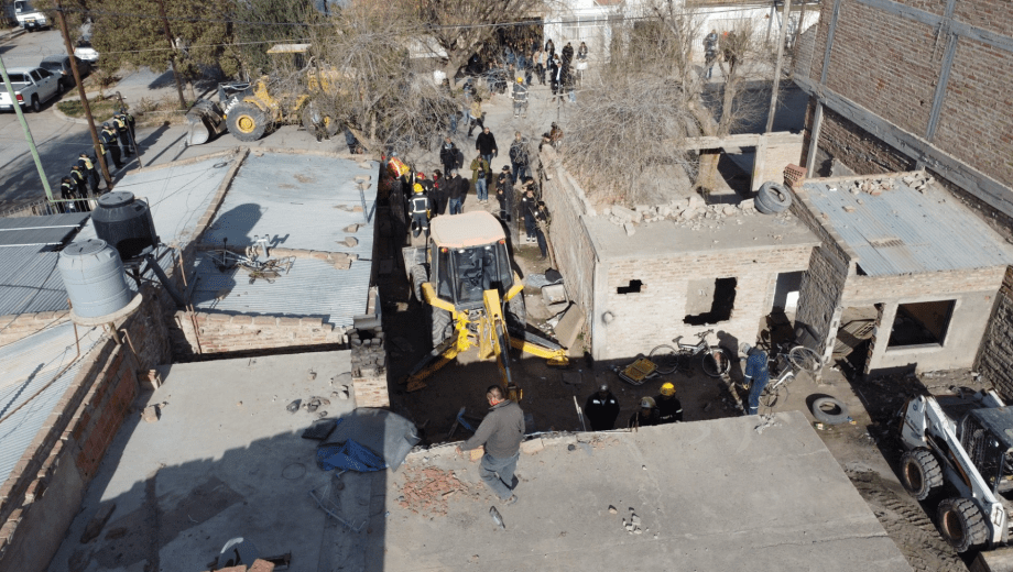 Tiran abajo una casa que vendía droga en Centenario y es el segundo derribo en Neuquén 