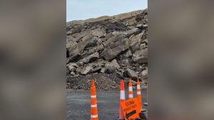 El cerro de Neuquén que dejó atrapada a una familia en 2023 sufrió un nuevo derrumbe: no hubo heridos, pero piden precaución