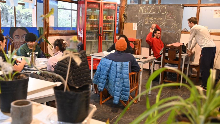 El intercambio de datos sobre pensiones o alquileres es moneda común entre los estudiantes. (Alfredo Leiva)