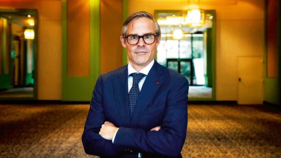 Foster Gillett tiene deudas con un club de Uruguay.