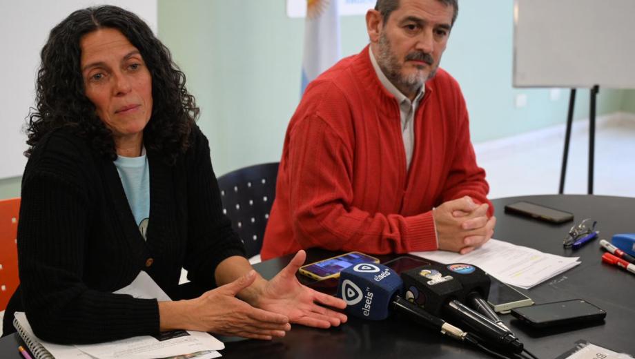 Gabriela Vázquez, coordinadora del Departamento de Tuberculosis en Río Negro, y Víctor Parodi, director del hospital Ramón Carrillo de Bariloche. Foto: Chino Leiva