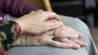 Tiene 89 años y la Justicia permitió que siga administrando su dinero pese al pedido de su hijo en Río Negro