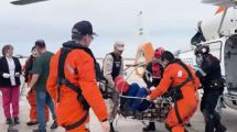 Imagen de Video | Rescate en altamar en Chubut: un joven fue hospitalizado tras ser evacuado de un buque en helicóptero