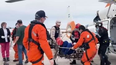 Video | Rescate en altamar en Chubut: un joven fue hospitalizado tras ser evacuado de un buque en helicóptero