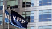 Imagen de YPF: Argentina solicitó que se reconsidere la entrega de chats y mails de Luis Caputo y Sergio Massa