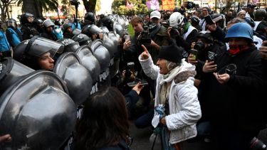 Tensión en paralelo al debate en Diputados: la Policía reprimió a jubilados, estatales y universitarios