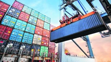 En julio se desaceleraron las importaciones y el superávit comercial se acercó a U$S 1.000 millones