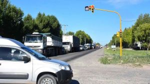 Una pelea terminó a los tiros sobre la Ruta 22 cerca de Roca: un hospitalizado y dos hermanos detenidos