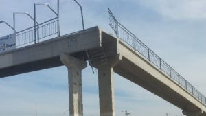 Dos personas se cayeron en moto de un puente peatonal sobre la Ruta 22 en Regina: cuál es su estado de salud