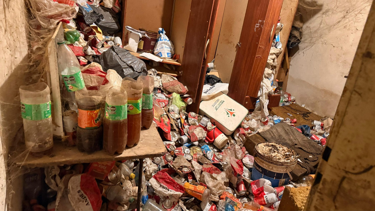 Drama en Cumelén: le dieron el alta a la mujer que acumuló basura por años y ahora no tiene muebles - Image 2