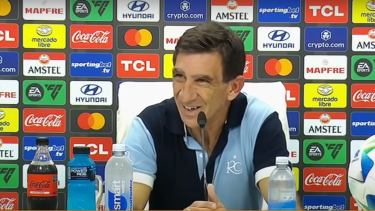 Costas celebró el triunfo de Racing, explicó el llamativo cambio de Arias y reveló qué le dijo a su equipo en el entretiempo