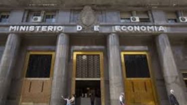 Reorganización en el ministerio de Economía: el Gobierno de Javier Milei anunció cambios y disoluciones