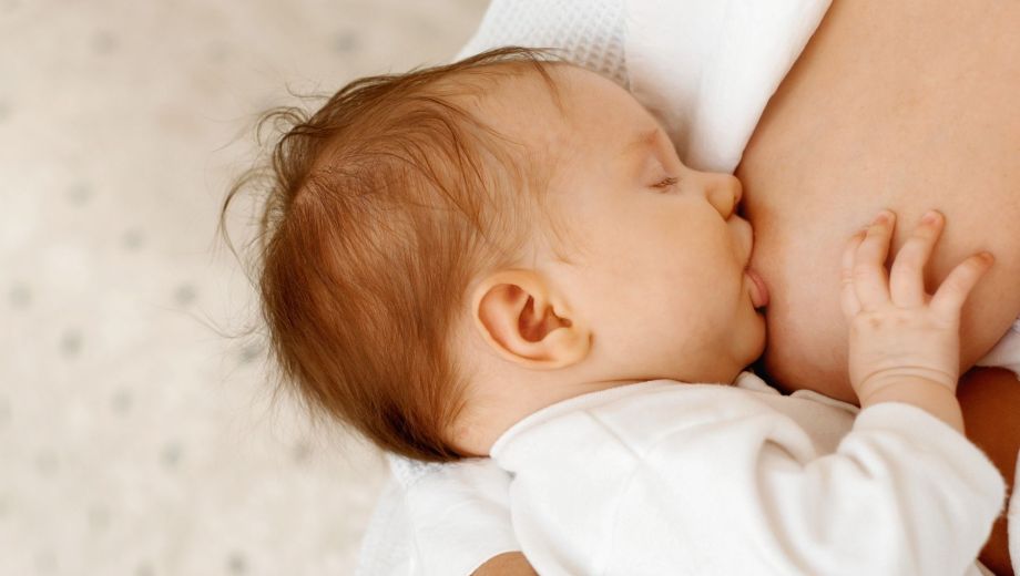 Porque lactar no debería doler, angustiar ni aislar. Y eso solo es posible cuando el sistema —salud, trabajo, familia— está dispuesto a sostener.