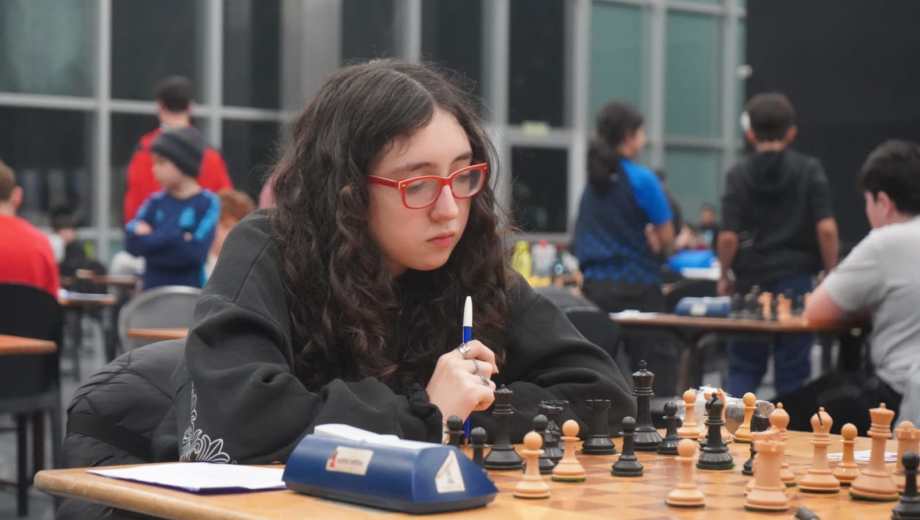 Lara aprendió a jugar ajedrez con 9 años. Foto: gentileza