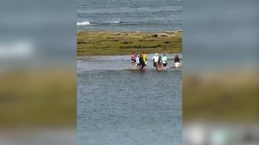 Video | La marea sorprendió a un grupo de turistas en Las Grutas: el rescate que sirve como advertencia