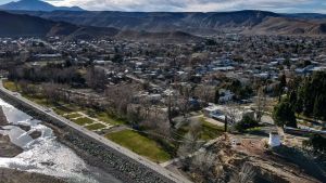Una intensa crecida del río inundó Chos Malal en 2023: buscan construir defensas en una costanera del norte neuquino