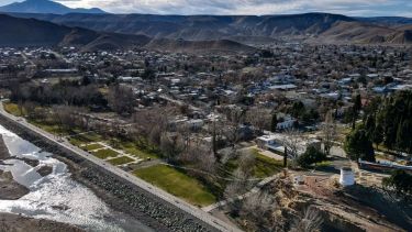 Una intensa crecida del río inundó Chos Malal en 2023: buscan construir defensas en una costanera del norte neuquino