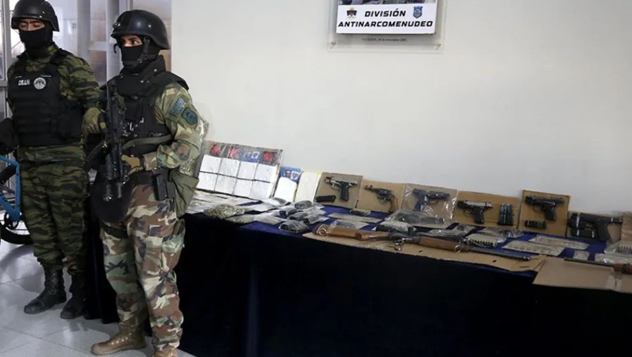 Ocho imputados por microtráfico en Neuquén: secuestraron drogas, armas y dinero en un megaoperativo