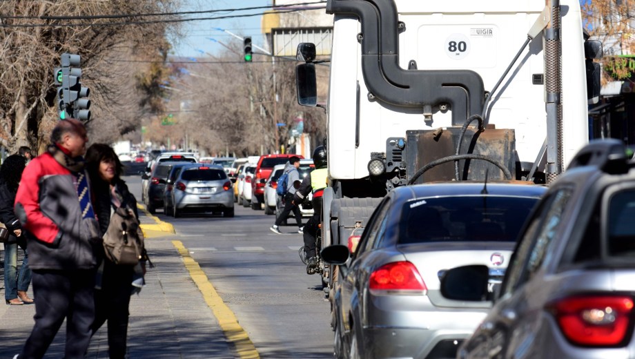 En los últimos años el parque automotor de Neuquén creció de manera muy rápida, haciendo que aumente la presencia de gases. (FOTOS: Matías Subat)