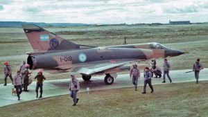 Un pedazo de historia aterriza en Bariloche: el Mirage MIII EA se suma al memorial de Malvinas, anuncian cortes de tránsito