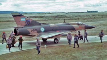 Un pedazo de historia aterriza en Bariloche: el Mirage MIII EA se suma al memorial de Malvinas, anuncian cortes de tránsito