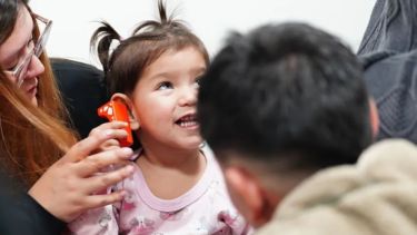 Dos niñas pequeñas escucharon por primera vez en Neuquén: «La llamé por su nombre y cuando se dio vuelta, me largué a llorar»