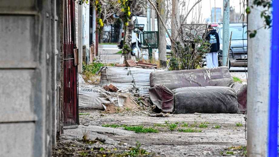 En el barrio Cumelén las veredas son un problema de circulación que obliga a bajar a la calle (foto Cecilia Maletti)
