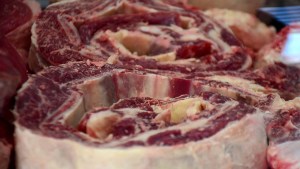 Carnicerías de Roca aún no sienten el impacto del fallo de Tierra del Fuego que volvió a frenar la entrada de asado con hueso