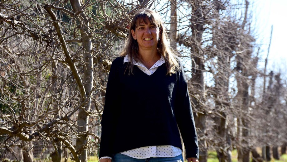 Cristina en una chacra de Neuquén. Foto: Matías Subat.